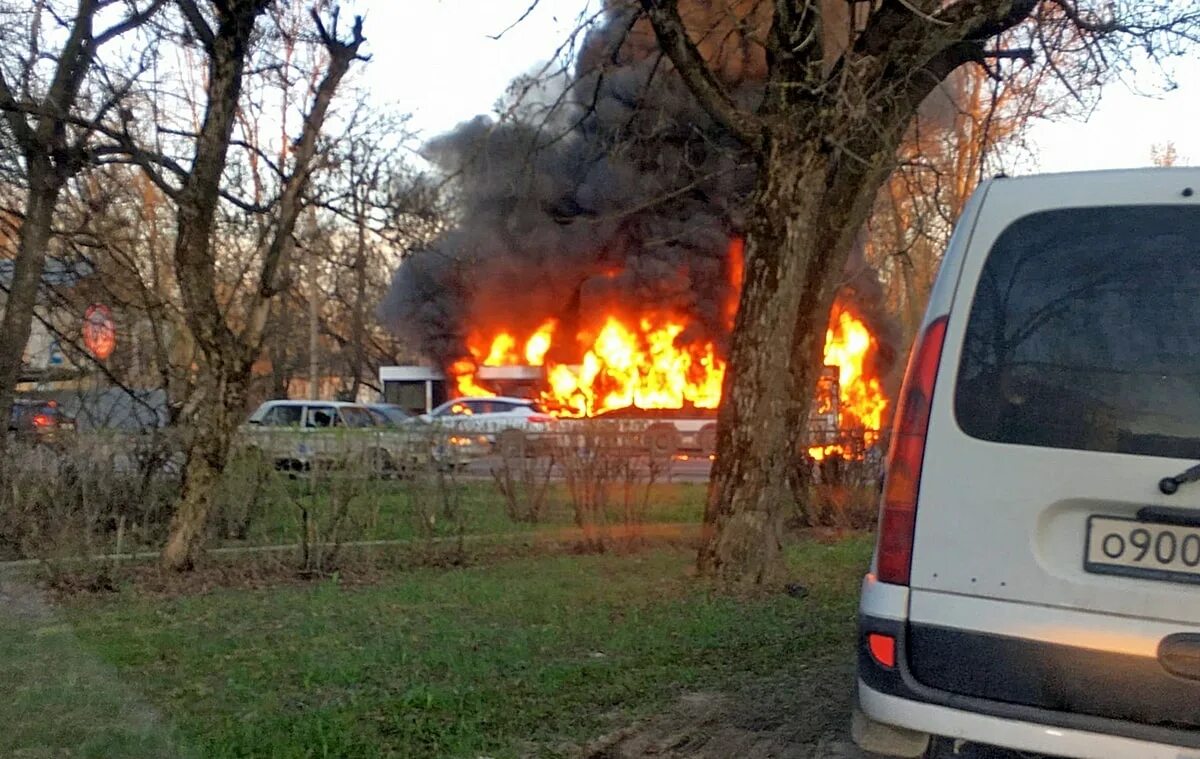 Во Владимире сгорел автобус. Пожар в автобусе во Владимире. Вк сгорел