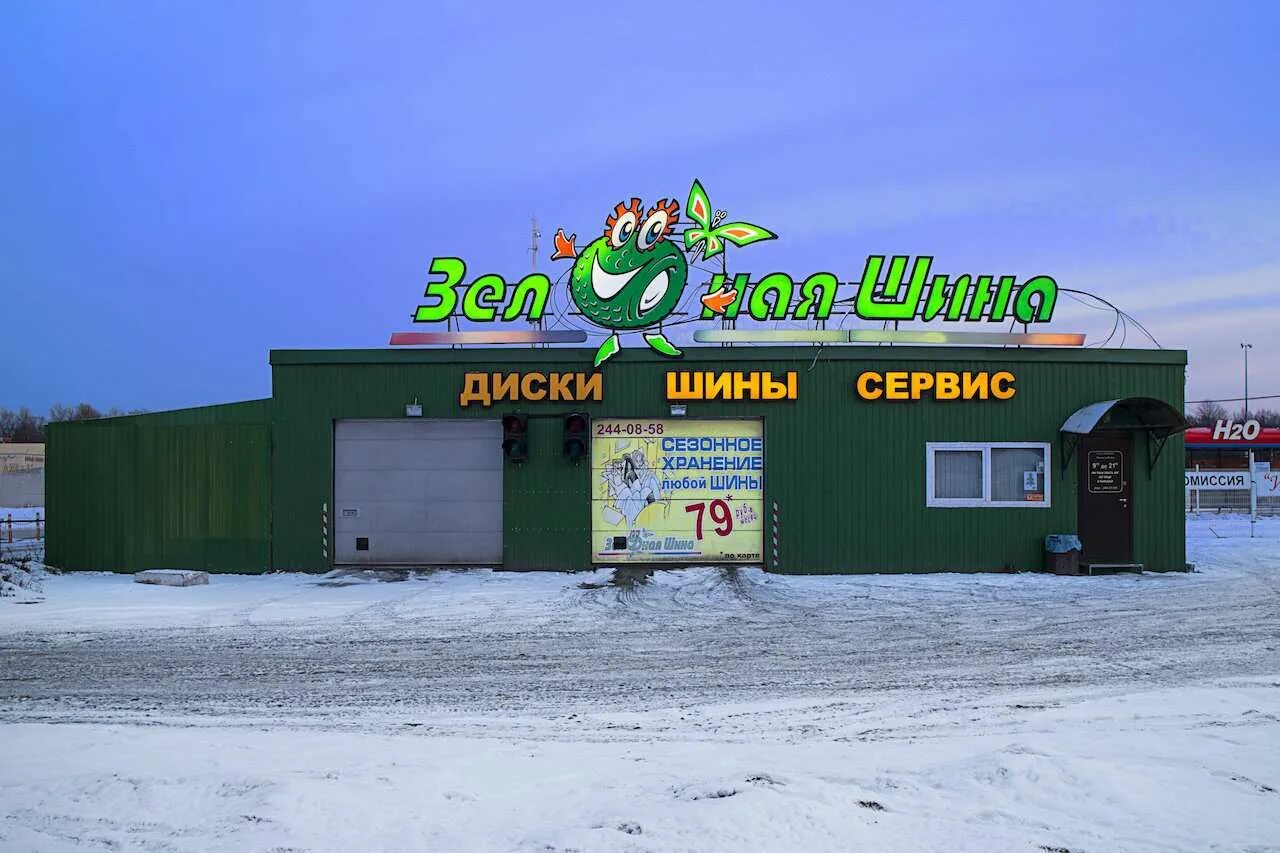 Зеленая шина пискаревский 150. Зеленые покрышки. Зелёная шина на таллинском шоссе. Зеленое колесо спб. Зеленая шина пискаревский 150.
