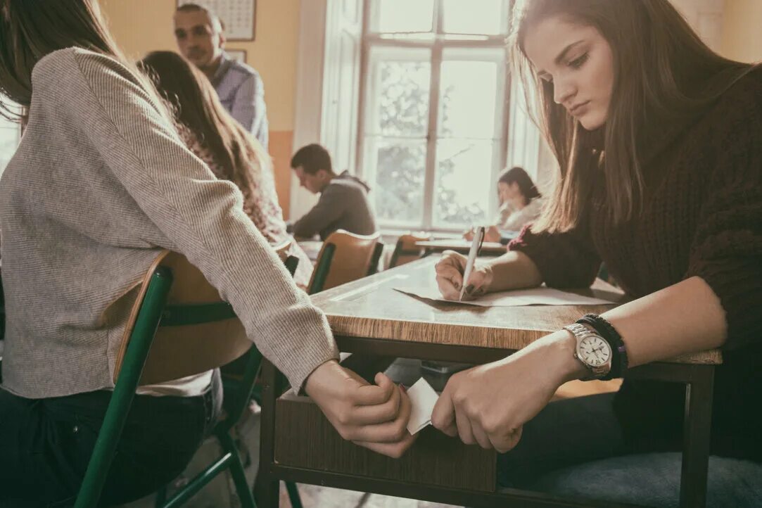 Домашние списывание. Списывает на уроке. Списывает в школе. Девочка списывает. Списывание в школе.