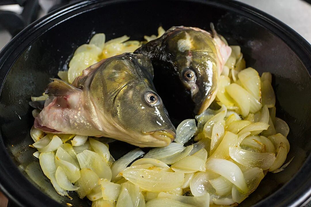 Рыбьи головы рецепт. Уха из лососевых. Блюда из голов рыбы. Уха из рыбьих голов. Уха рыба.