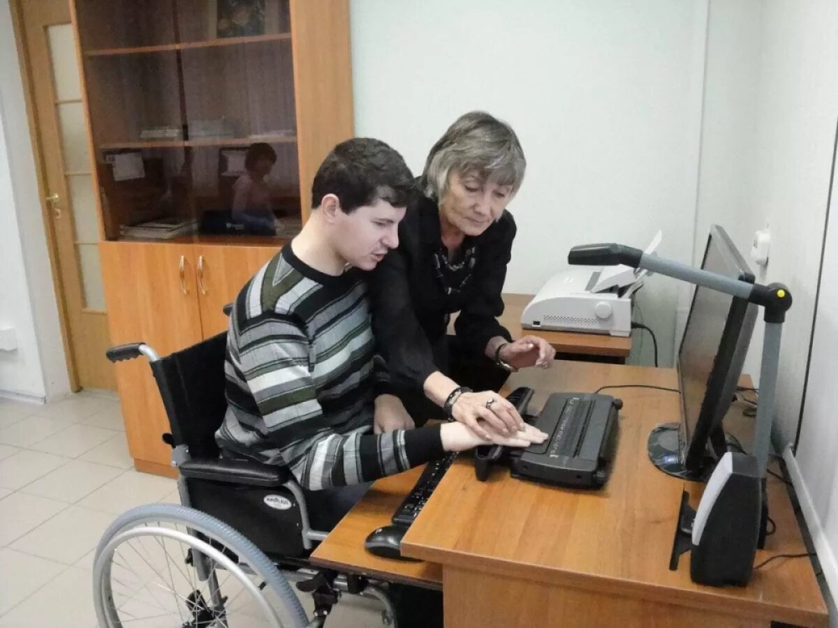 Инвалиды учатся. Образование инвалидов. Учебные заведения для инвалидов. Инвалид на учебе. Образование людей с ограниченными возможностями.