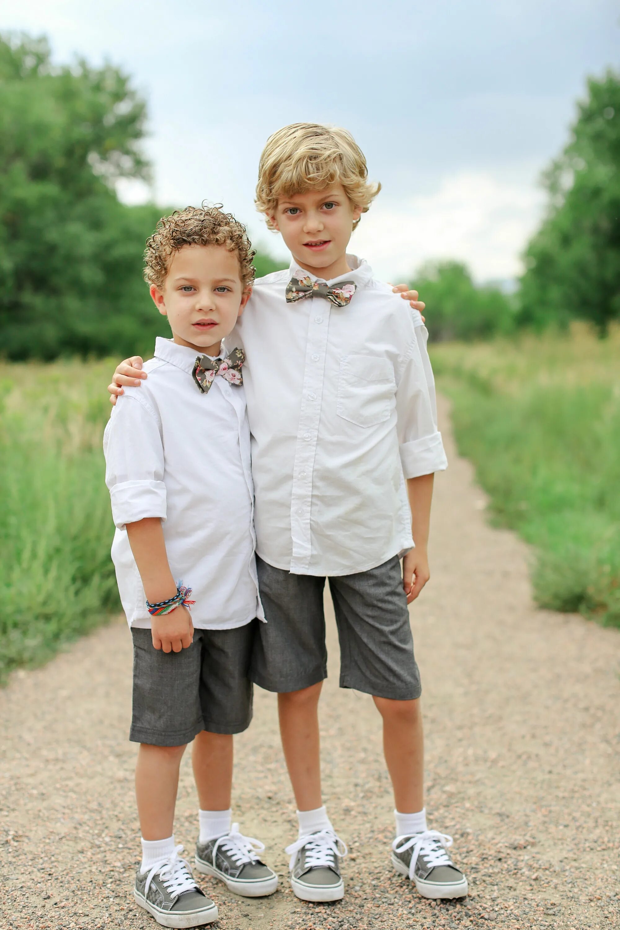 Младший брат подросток. Одежда для мальчиков на свадьбу. Два мальчика. Летний образ для мальчика. Наряд мальчику на свадьбу летом.