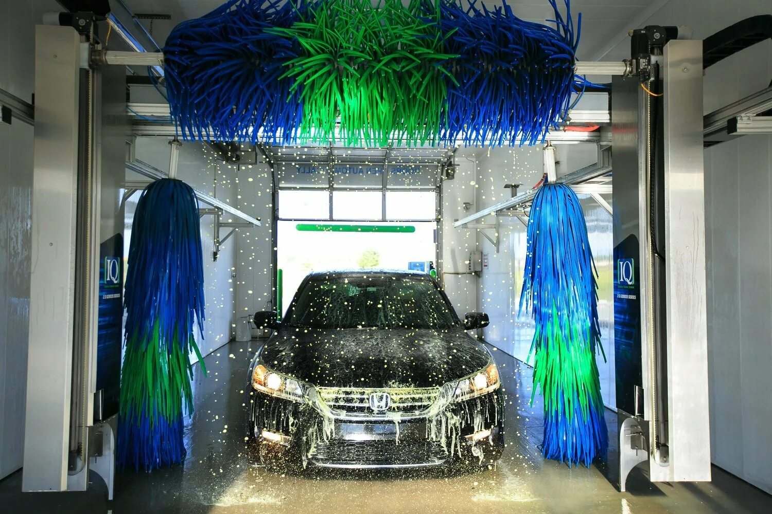 Мойка машин телефон. Car Wash автомойка. Карваш автомойка. Автоматизированная мойка автомобилей. Мой авто.