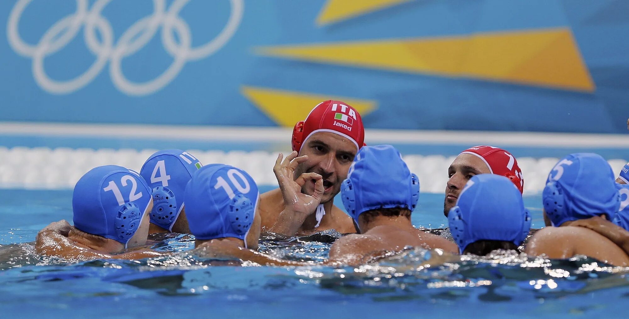 Водное поло ватерполист. Water polo перевод. Чемпионы по водному поло. Water polo men. Вратарь (водное поло).