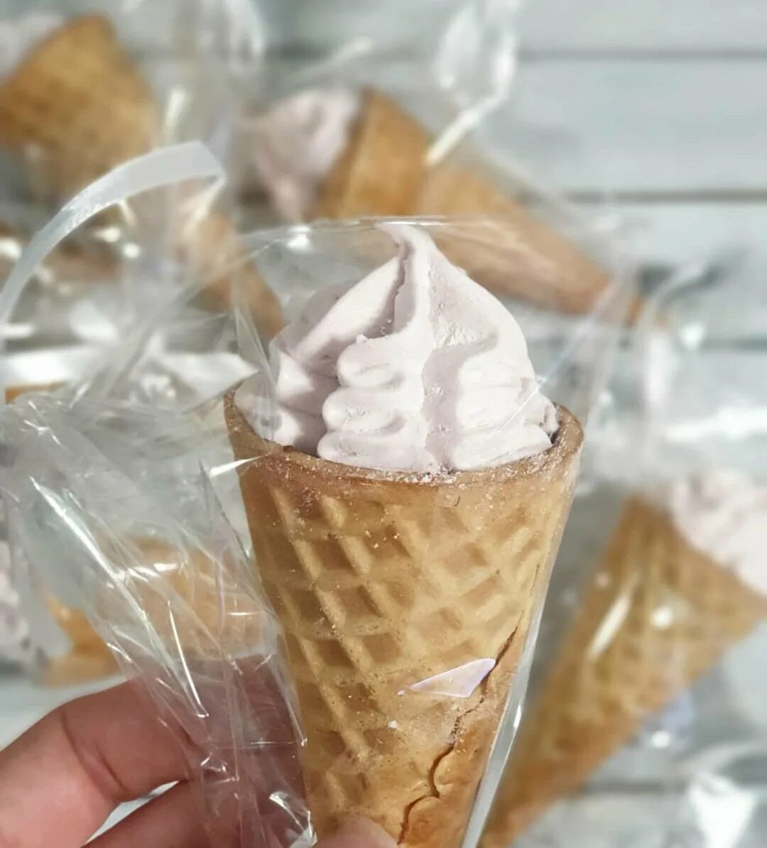 итальянское джелато. брошь мороженое из полимерной глины. мороженое ручной работы. мороженое ручной работы. мороженое рожок.