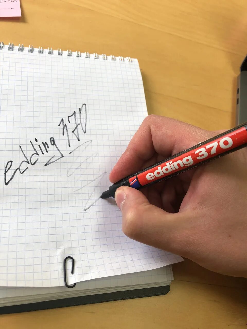 Реанимировать фломастеры. Как сделать чтобы фломастер писал. Что делать если фломастер засох. Как сделать чтобы фломастер писал. Подсохла подводка для глаз.