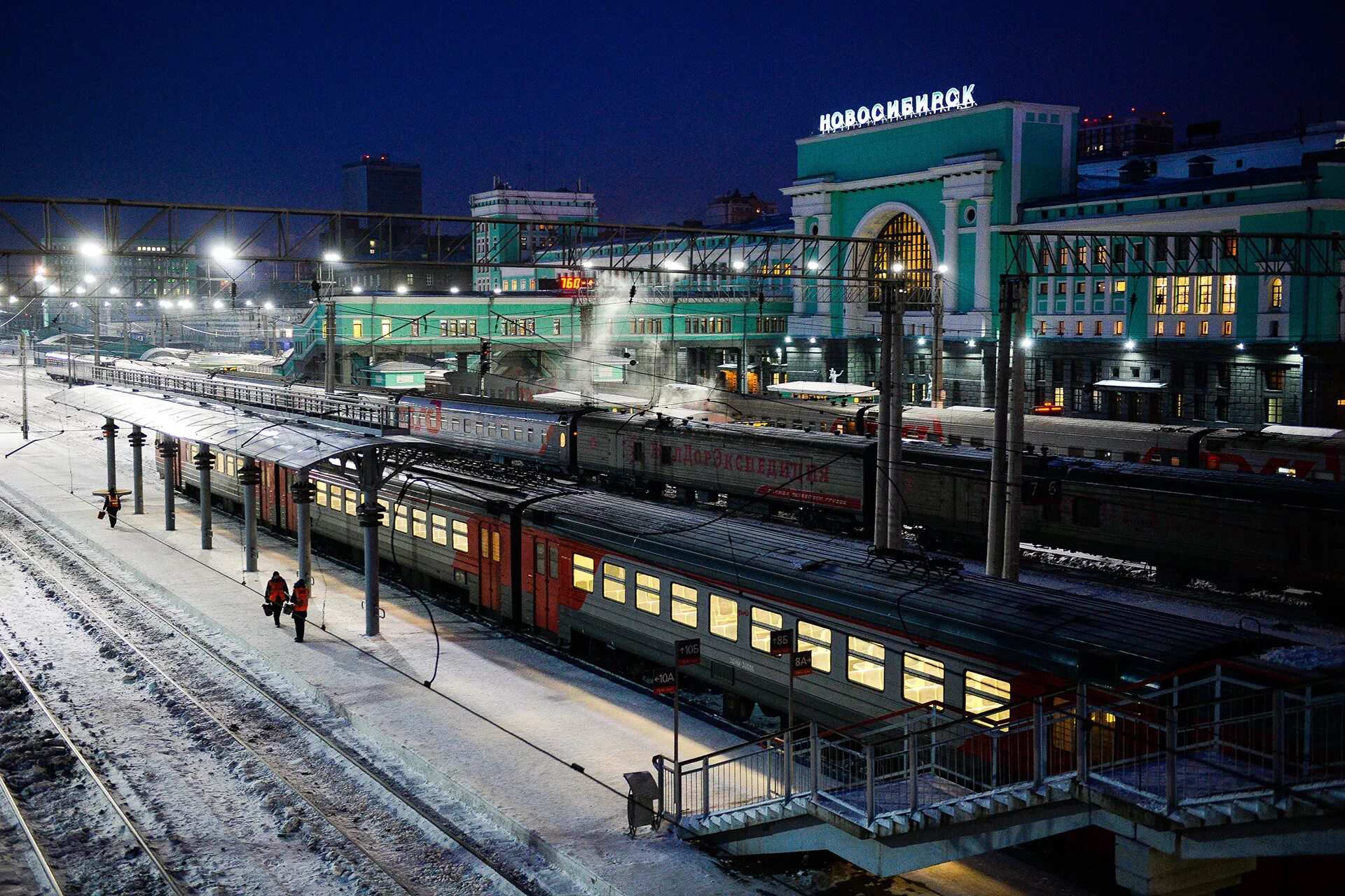 Вокзал челябинск екатеринбург. Западно-Сибирская железная дорога Новосибирск. ЖД Транссибирская магистраль Новосибирск. Станция Новосибирск главный Транссиб. Вокзалы Транссибирской магистрали.