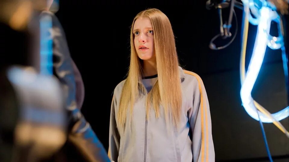 Ева робот сериал 2015. Ева: искусственный разум (2011). Джоди комер убивая еву. Джоди камер убивая еву. Харриет уолтер британская актриса.