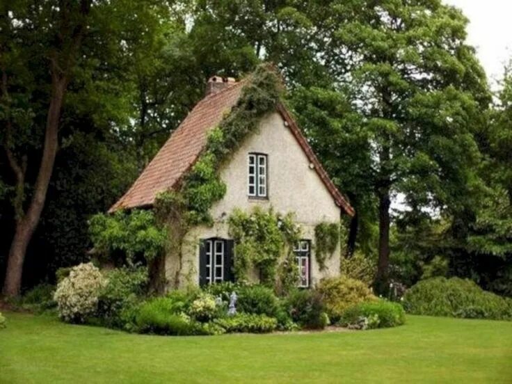 Тема my house. Detached house описание. Георгианский особняк манор. Маленький английский домик. Маленький кирпичный домик.