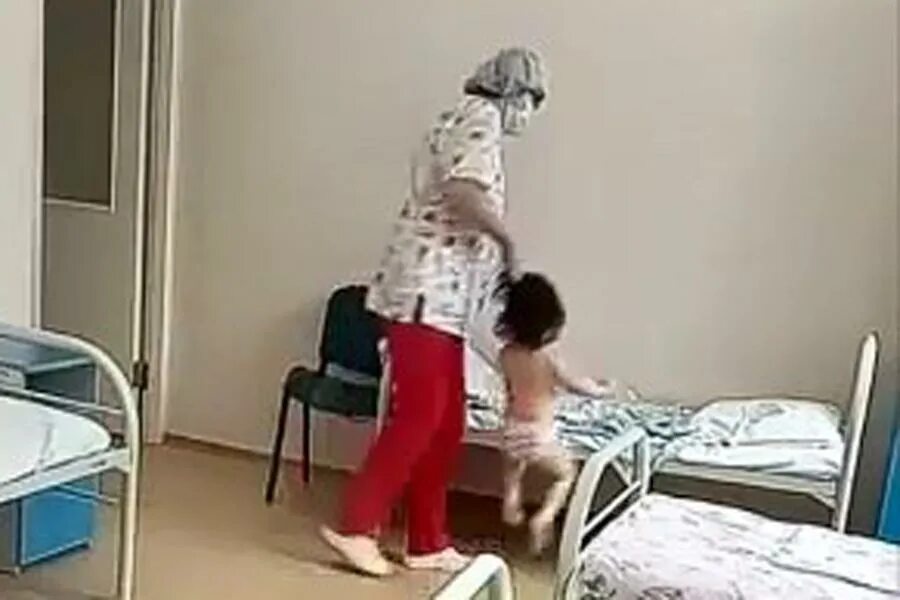 Медсестры издеваются над младенцем.
