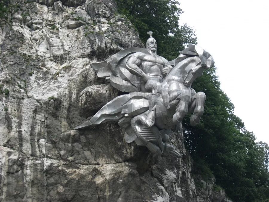 Северная осетия памятник уастырджи. Святой георгий уастырджи северная осетия. Уастырджи осетия. Северная осетия памятник уастырджи. Цейское ущелье северная осетия.