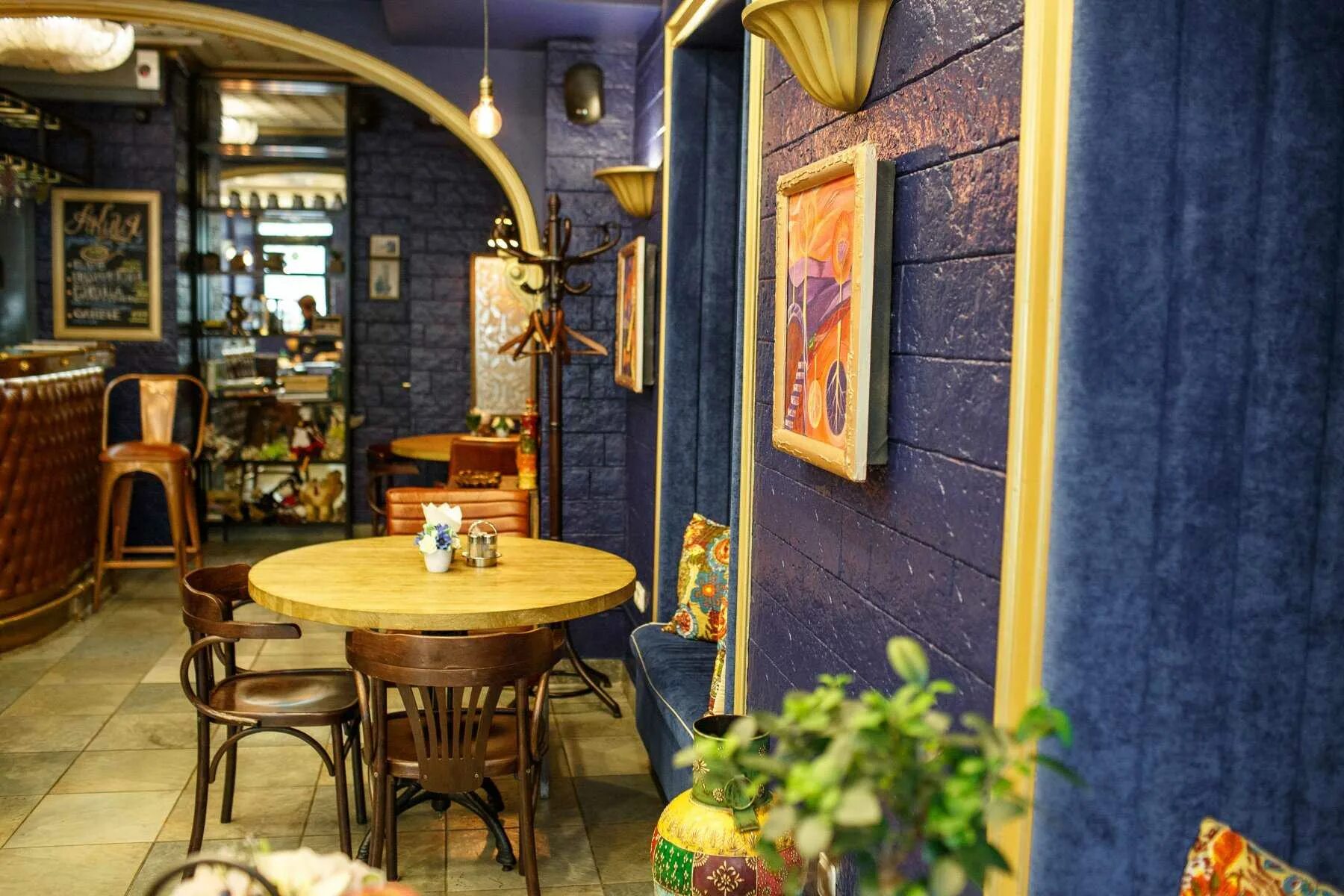 Кафе в центре питера вкусно. Казанская 42 кафе сюзор. кафе шамбала санкт-петербург. кофейня сюзор спб. кафе шамбала.