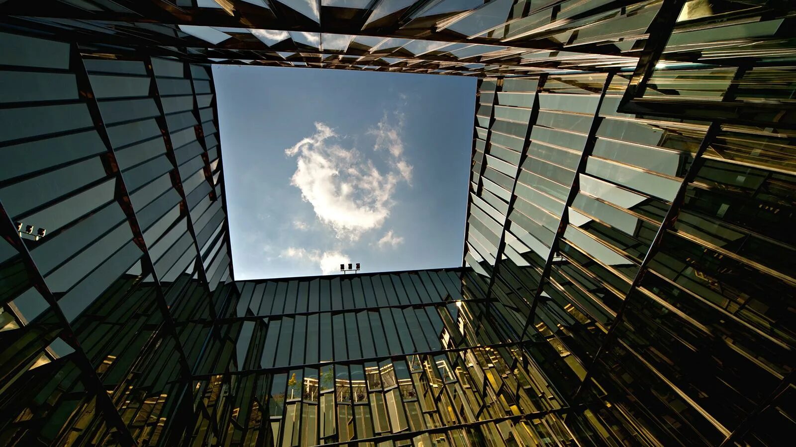 Зеркальный двор на почтамтской. Зеркальце с питера. Зеркало санкт петербург бело красное. Стеклянный дворик на почтамтской напротив исаакиевского собора. Зеркальный двор на почтамтской.