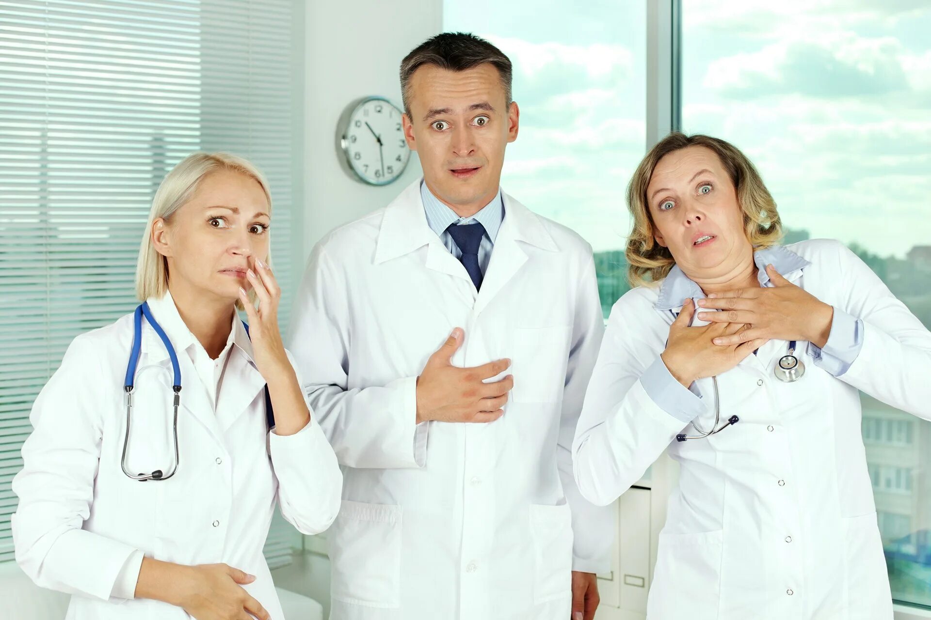 удивленный врач. врач в шоке. врач женщина в шоке. задумчивый доктор. врач думает.