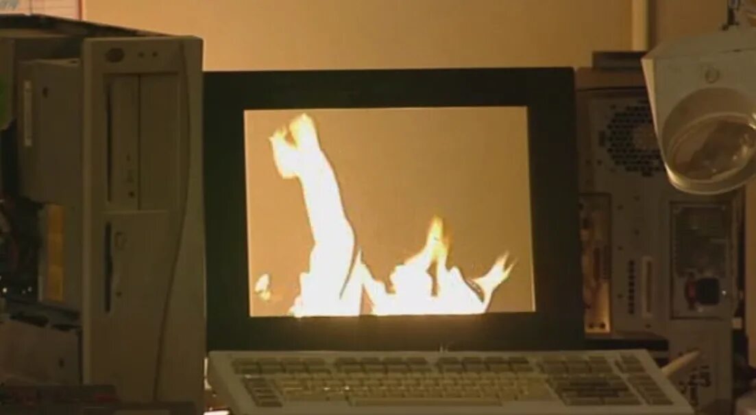 Сгорел монитор. Комп горит. Сгорел монитор компьютера. Комп горит гифка.