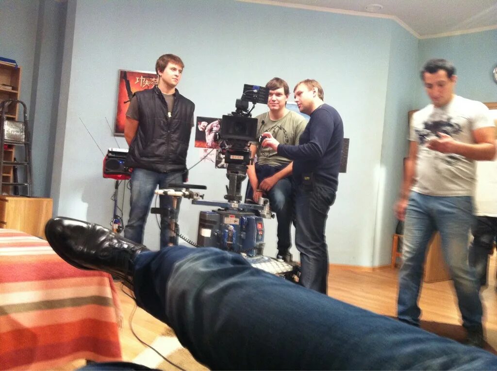 Универ декорации. Новый сосед сериал универ. Съемки сериала универ 2010. Съемочная площадка сериала универ. Универ съемки 2008.