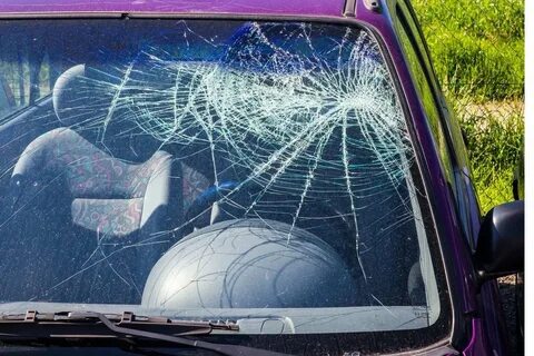 Разбитое автомобильное стекло