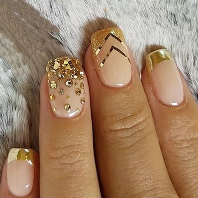 Маникюр золото с черным. Маникюр с золотыми блестками. Золотые ногти. Золотой маникюр с дизайном на короткие. Золотой маникюр с дизайном на короткие.