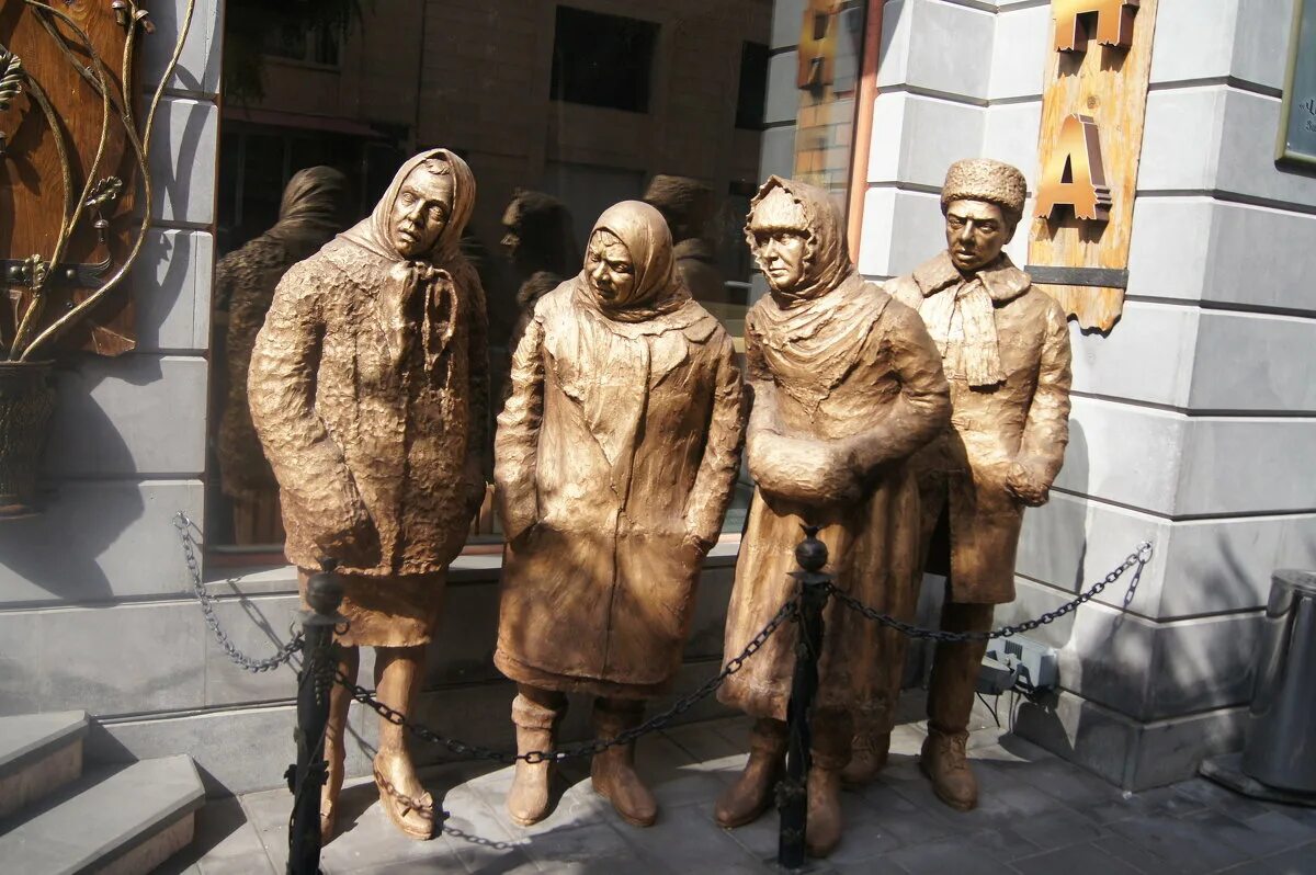 тараз памятник джентльменам удачи. памятник лермонтову в москве. памятник джентльмены удачи казахстан. памятник джентльменам удачи в джамбуле. какой памятник в джентльменах удачи.