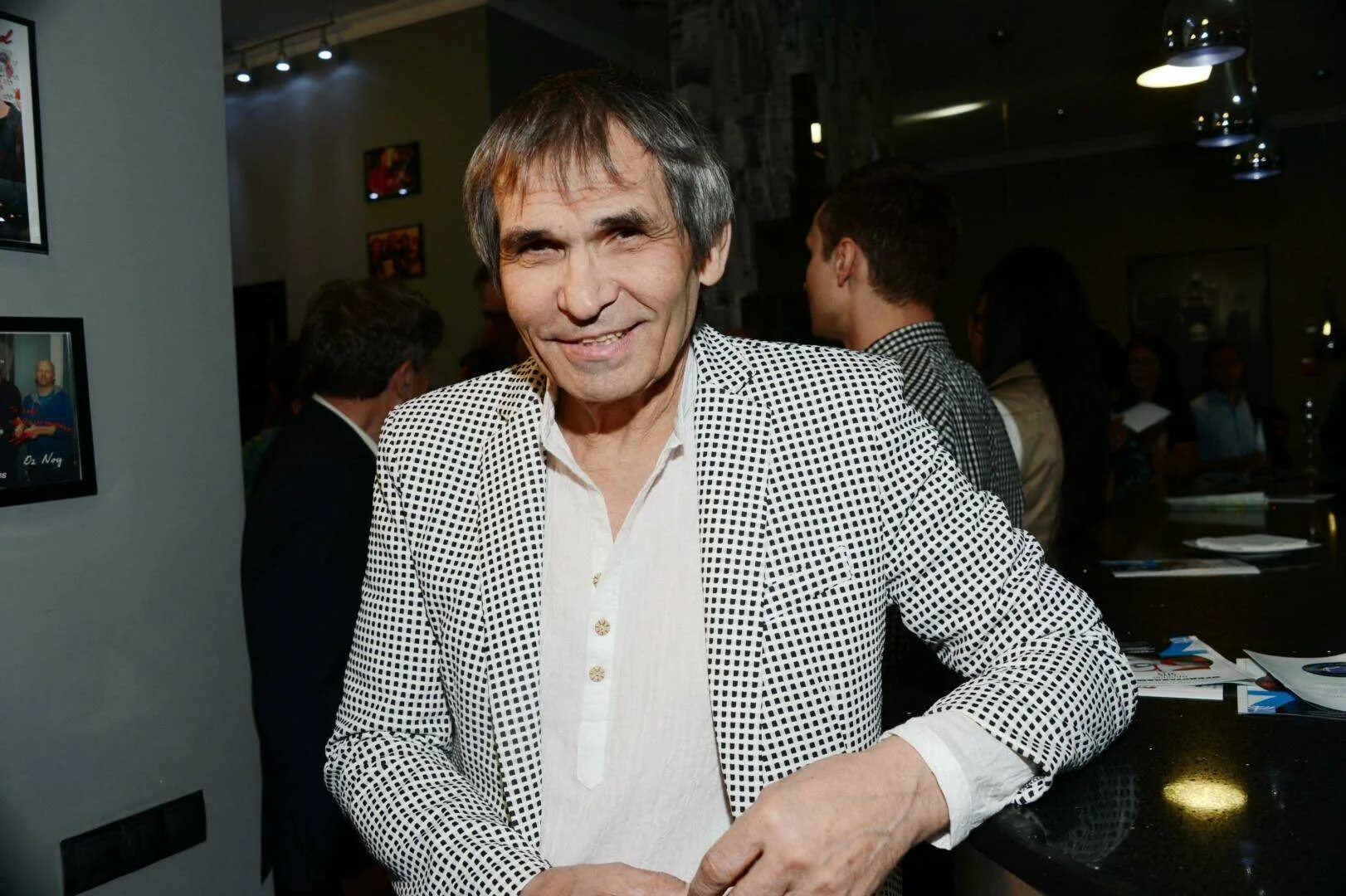 Жена бари алибасова шукшина. Алибасов женился. Бари алибасов 2020. Бари каримович алибасов молодой. Бари алибасов и шукшина.