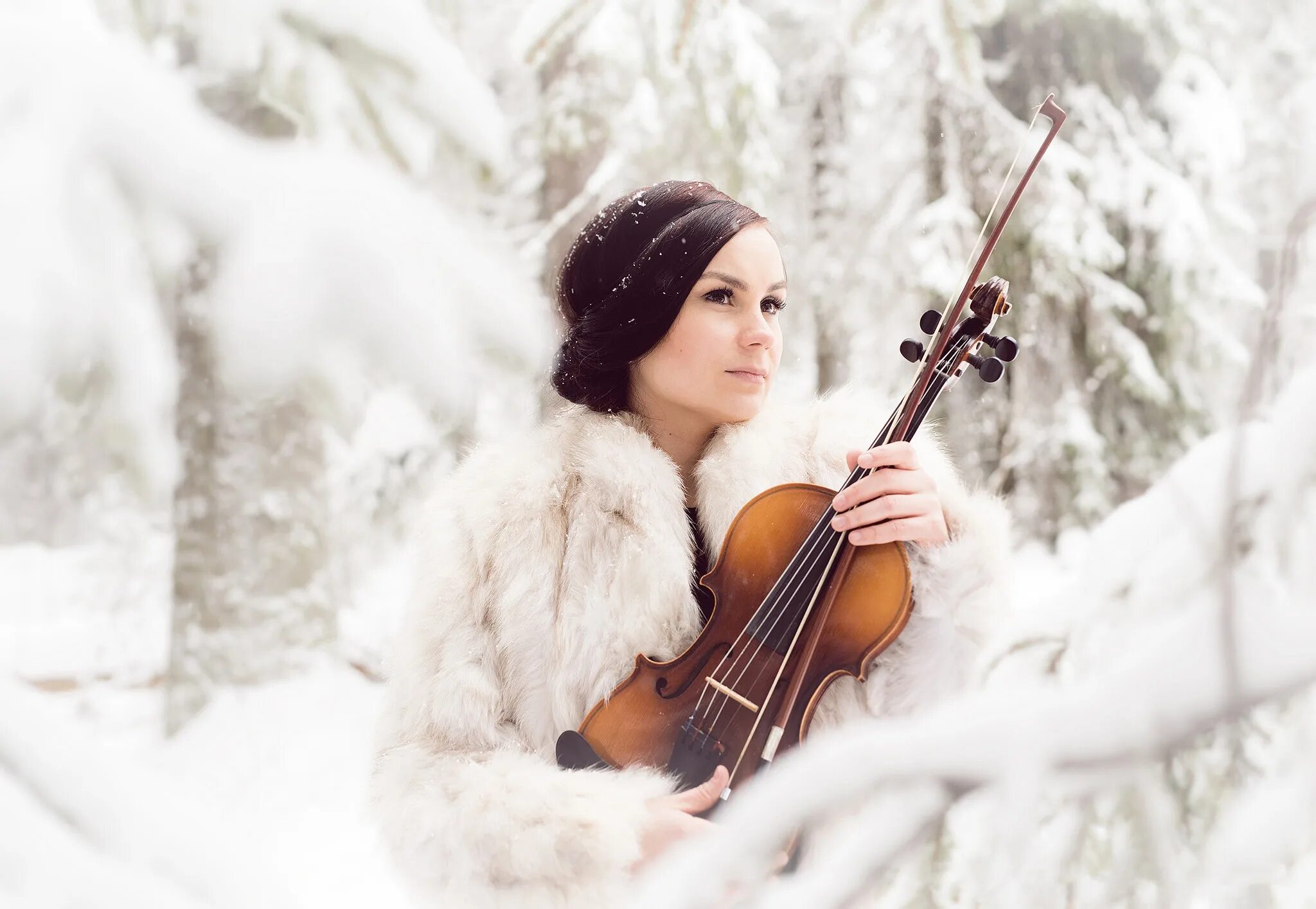 Зима музыка автор. Девушки со скрипкой. Фотосессия со скрипкой зимой. Фотосессия со скрипкой.