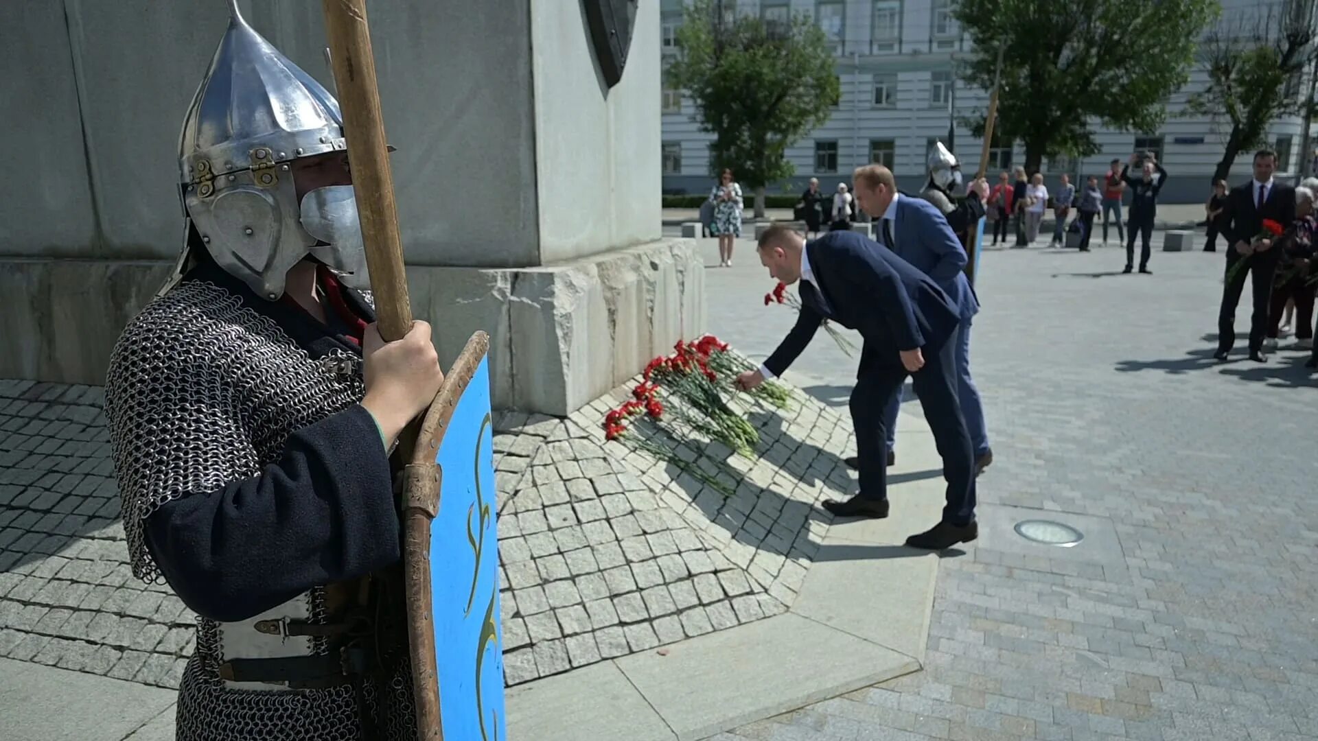 Канале тверь. Памятник. Памятник Михаилу Тверскому в Твери. День города Тверь. Фото на памятник.