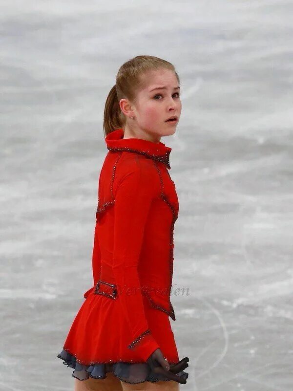 Девушка в алом платье. Девочка в красном пальто шиндлер. Малика девочка. Юлия липницкая. Мэгги кью никита в красном платье.