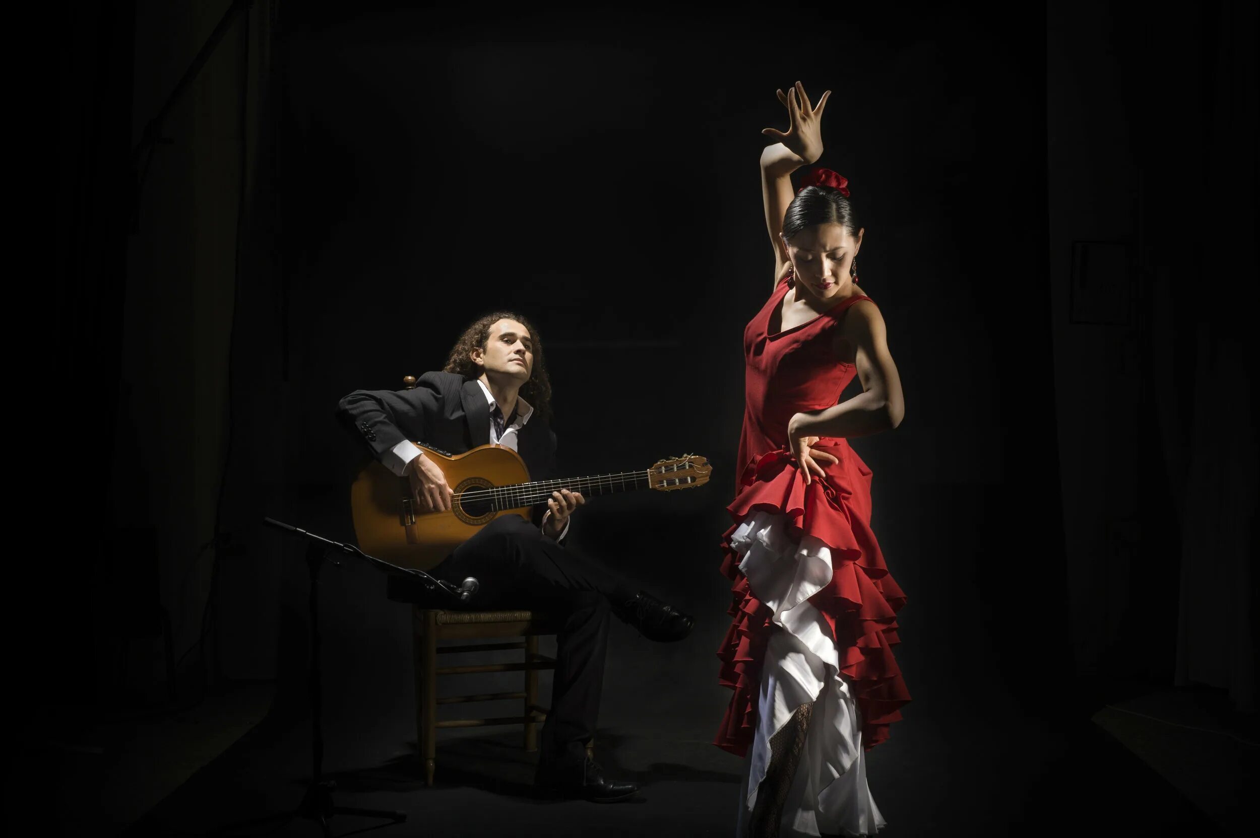 Испанские под гитару. Фламенко Испания гитарист. Хуана Варгас фламенко. Фламенко гитара Испания. Антонио Варгас танцор фламенко.