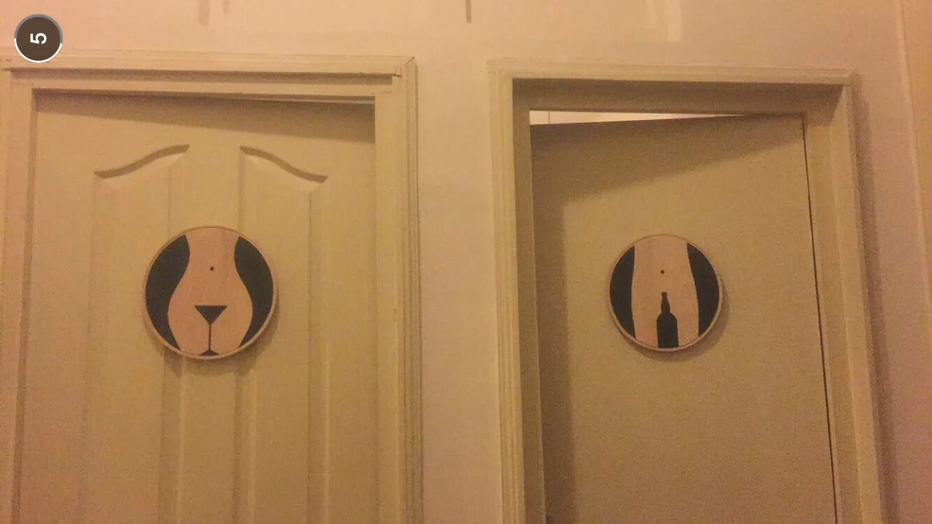 Смешная дверь в туалет. Прикольные двери. Приколы на дверь туалета. Табличка на дверь.