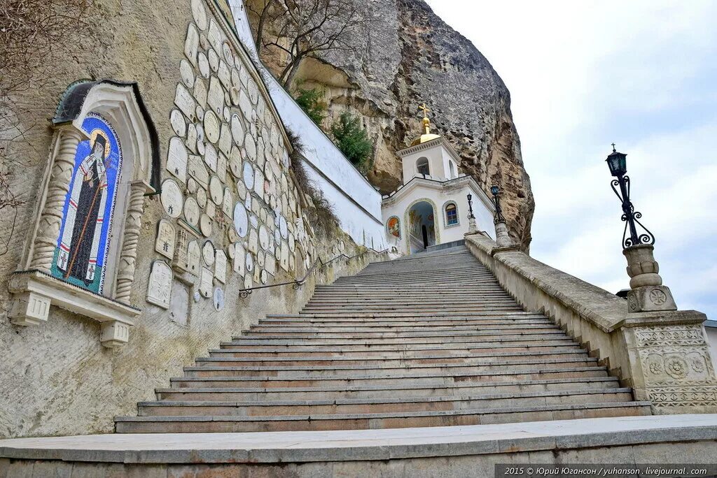 свято-успенский пещерный монастырь крым. свято-успенский монастырь в бахчисарае. успенский монастырь в крыму в бахчисарае. бахчисарайский свято-успенский монастырь. бахчисарай мужской монастырь в скале.