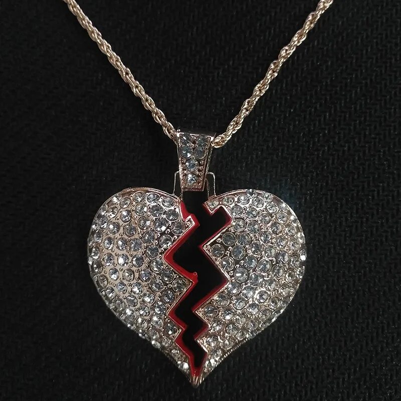 кулон с расколотым сердцем. кулон разбитое сердце. подвеска сердце со стразами. кулон разбитое сердце для одного. кулон сердце разломить.