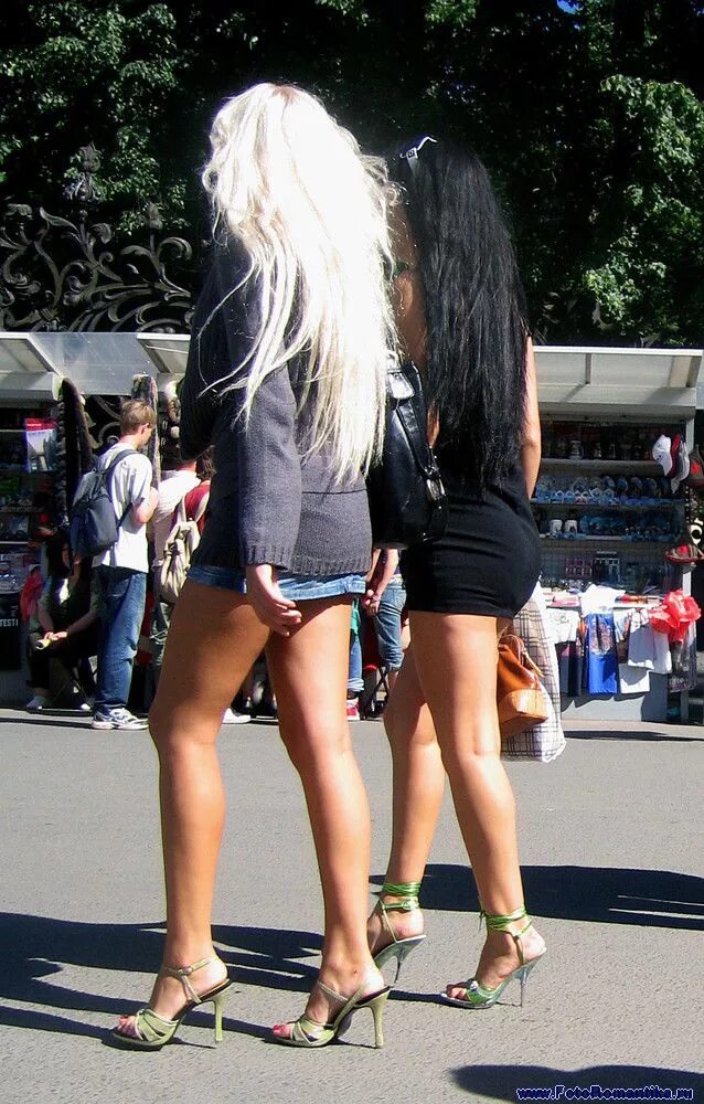 В короткой юбке на улице. В короткой юбке на улице. Девушки. Короткая юбка. Девушки в миниюбках на улице.