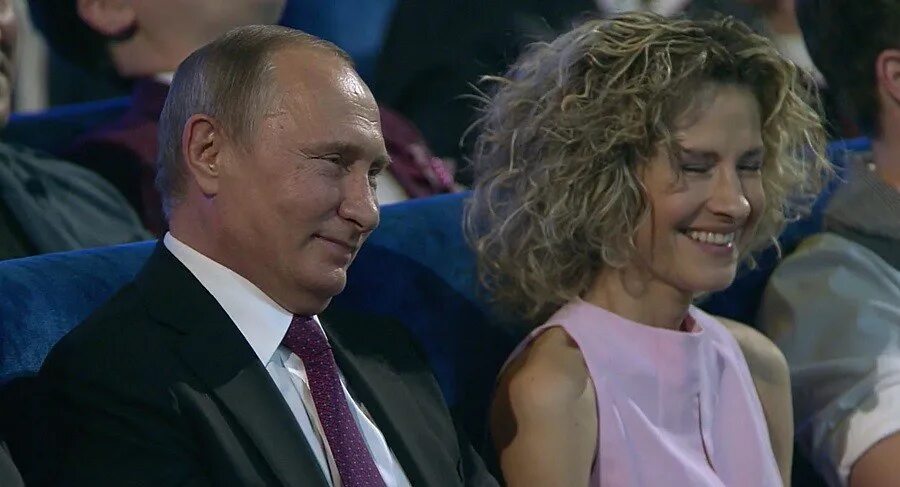 Путин владимир владимирович на квн. Путин в большом театре. Кто сидит рядом с путиным. Путин сидит рядом. Александр маслякова и путин.