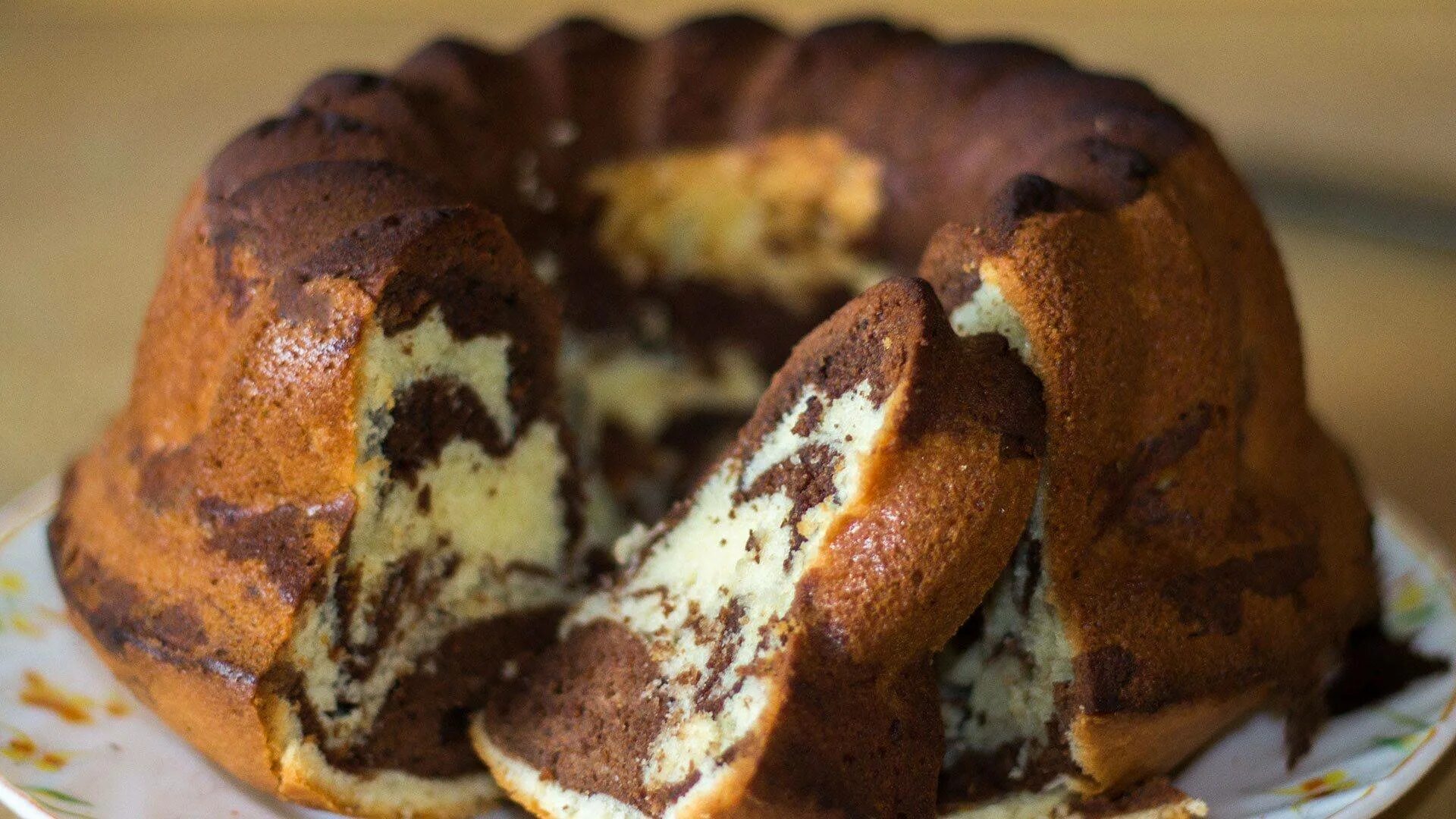 Кекс с какао в духовке простой. Мраморный кекс. Шоколадный кекс. Мраморный кекс с шоколадом. Мраморный кекс в духовке.