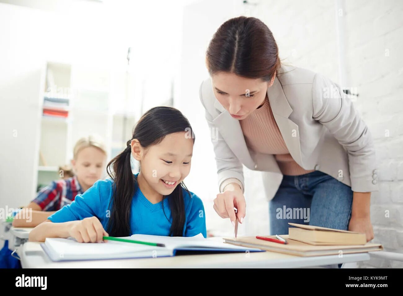 Teacher check on. Учитель проверяет домашнее задание. Фото учитель проверяет домашнее задание. Фото картинки checking the homework. Teacher and copybooks.