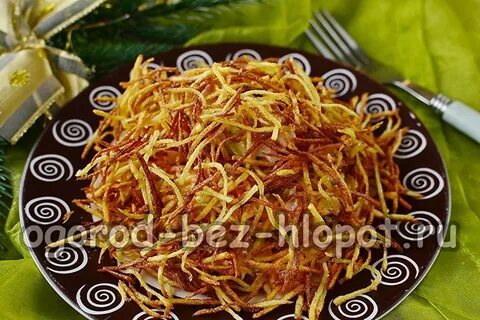 Салат с курицей и жареной картошкой соломкой