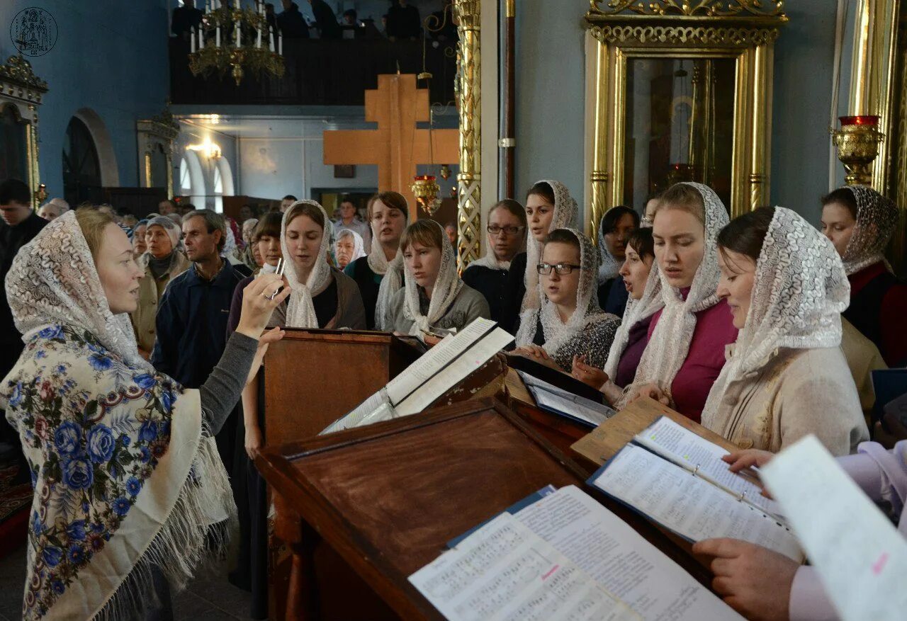 Возглас в богослужении 6 букв. Клирос в православном храме. Православная Церковь клирос. Клирос Новодевичьего монастыря. Никитский храм клирос.