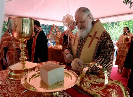 Совершить литургию