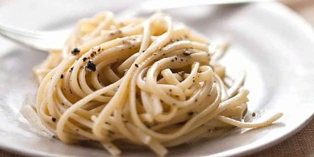 Cacio e pepe. Лингвини. Linguine Cacio e Pepe. Лингвини паста. Лингвини блюдо.