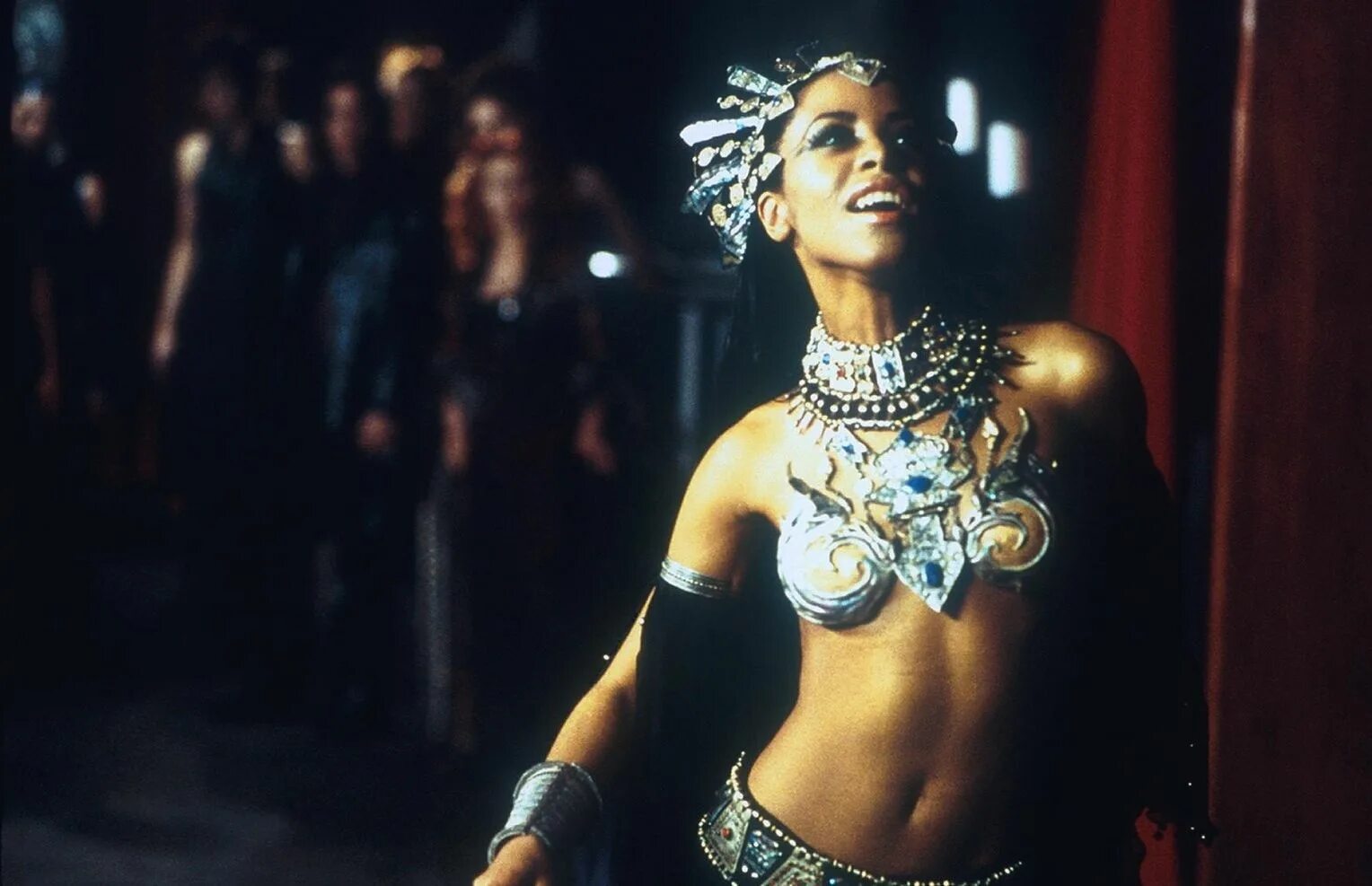 Акаша королева проклятых. Джонатан дэвис королева проклятых. Акаша королева проклятых. Aaliyah королева проклятых. Aaliyah королева проклятых.