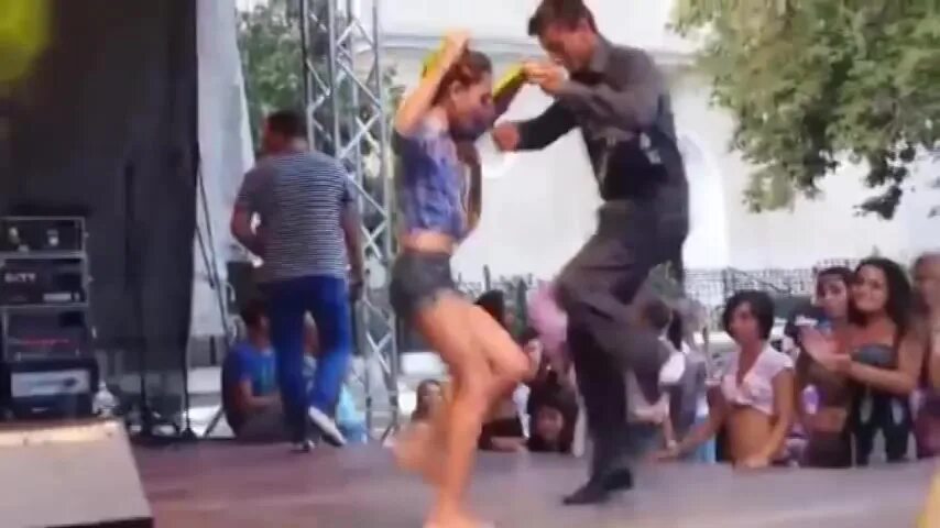 Гифы зажигаем качается земля с белками живые. Зажигаем качается земля. Банд одесса зажигаем. Клип песня с новогодними белками. Банд одесса качается земля.