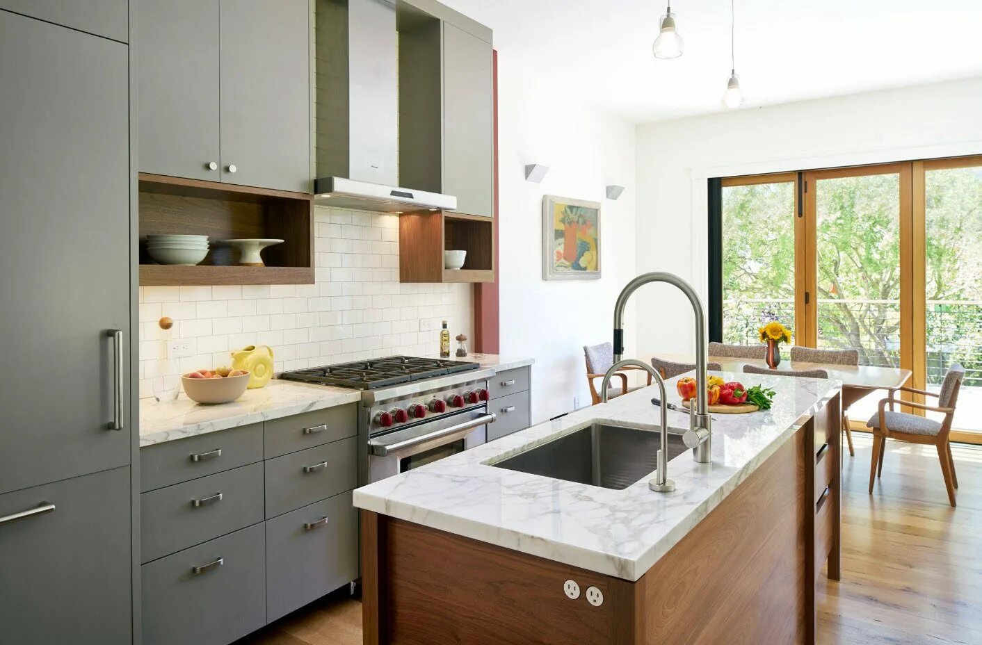 Кухня на две стены. Маленькие кухни с окном. Кухня в нейтральном стиле. Планировка узкой кухни. Параллельная кухня планировка.