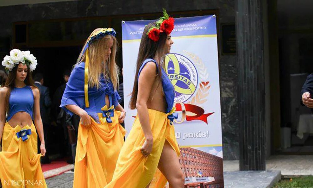 Украина выпуск 1. Украинские девушки в Европе. Украинка с флагом. Западная Украина девушки. Украинки в Германии.
