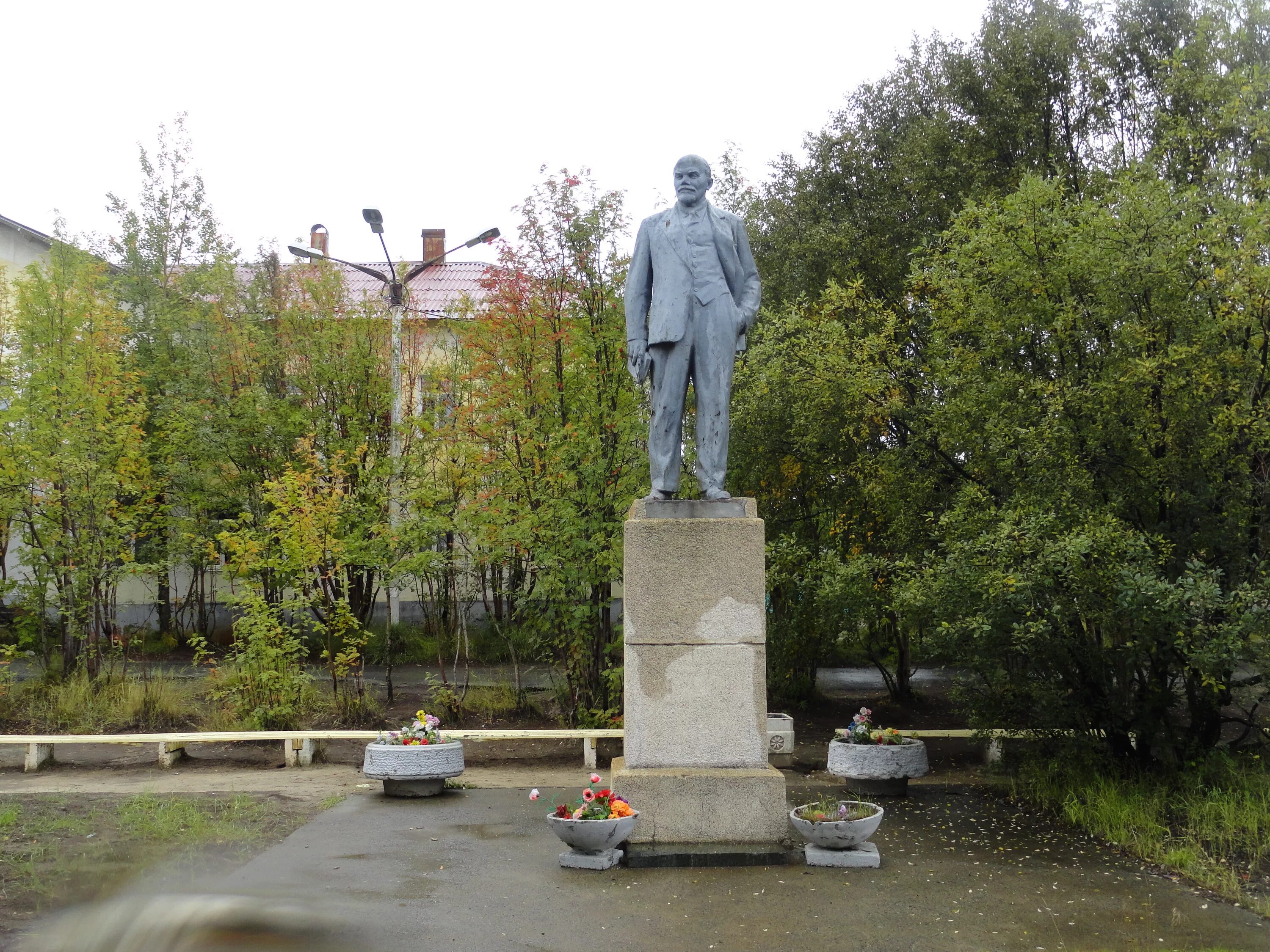 Заполярный мурманская область улица бабикова. Заполярный город мурманская область. Памятник «марусе» заполярный. Памятник бабикову в заполярном. Заполярный памятники.