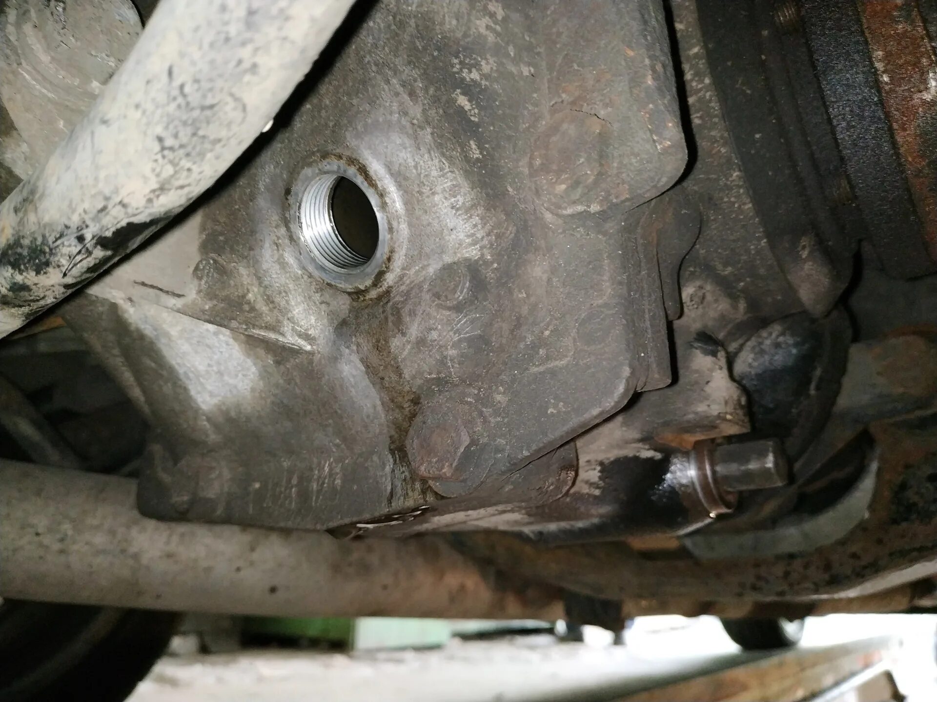 Залив масла в редуктор. Пробка заливная заднего моста камаз. Замена масла вредккторе. Замена масла в редукторе заднего моста. Замена масла в редукторе заднего моста.