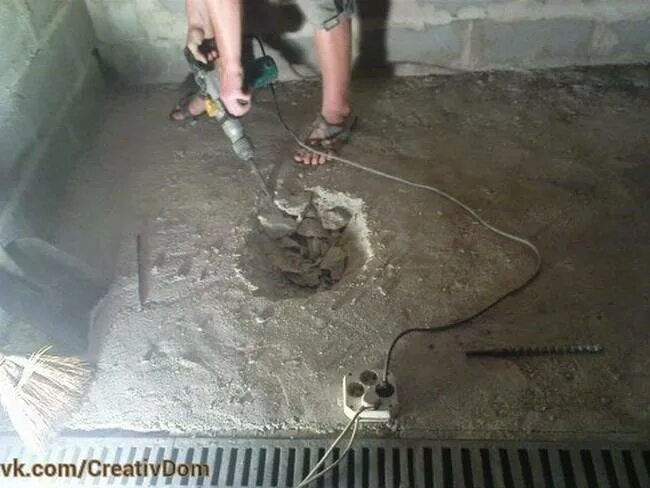 Как заливать пол в бане под уклоном. Стяжка пола в бане. заливка стяжки пола в бане. заливка бетонного пола в бане.