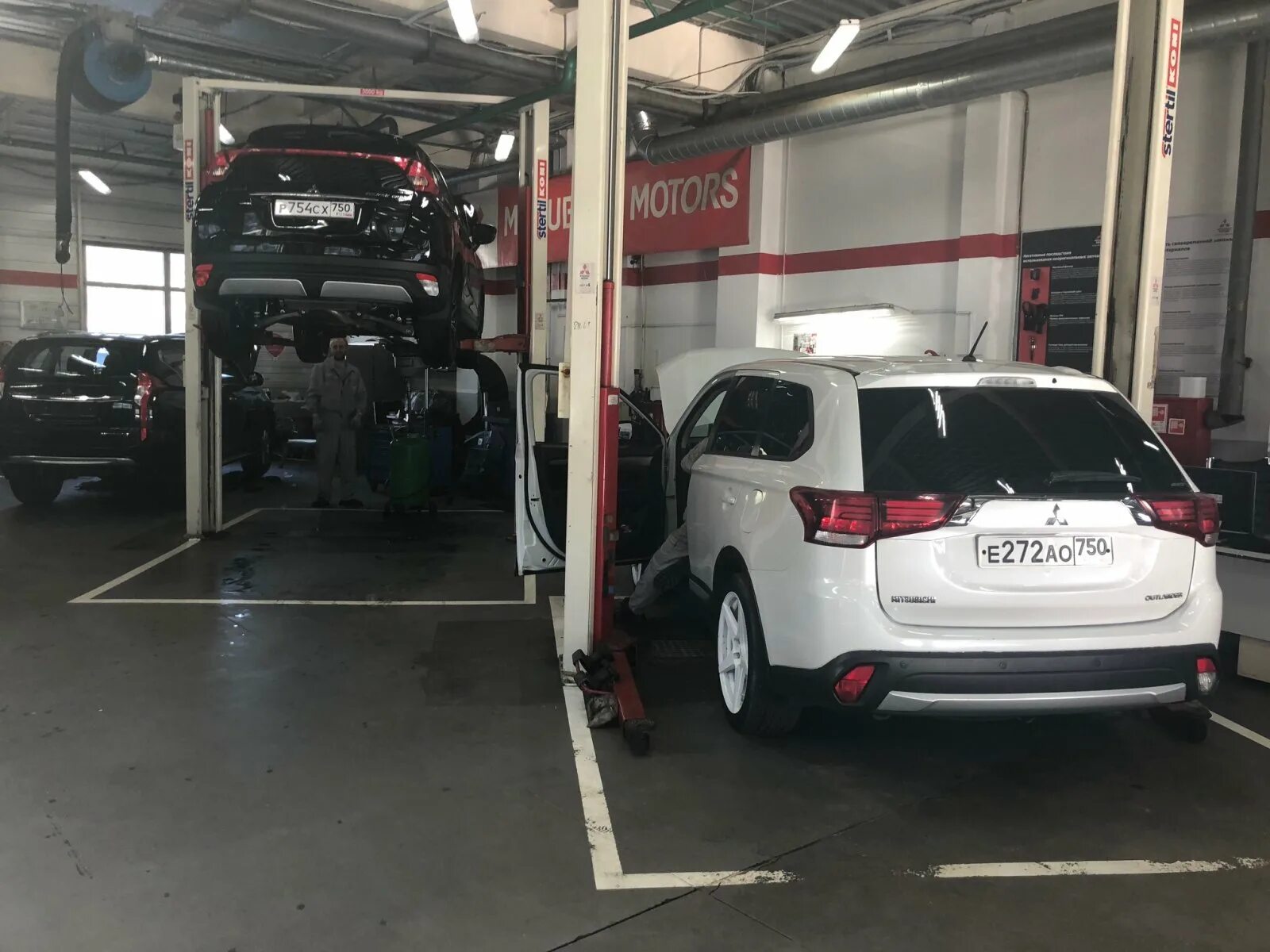 Автомир крылатское с пробегом. Автомир мицубиси крылатское. автомир на варшавке митсубиси. ул крылатская 35 автомир. мицубиси в крылатском шоурум.