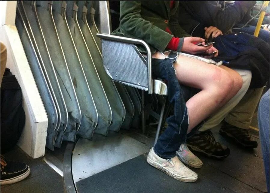 Порвались штаны. Рваные джинсы прикол. Порвались штаны в метро. Девушки в джинсах в метро. Порвались штаны в метро.