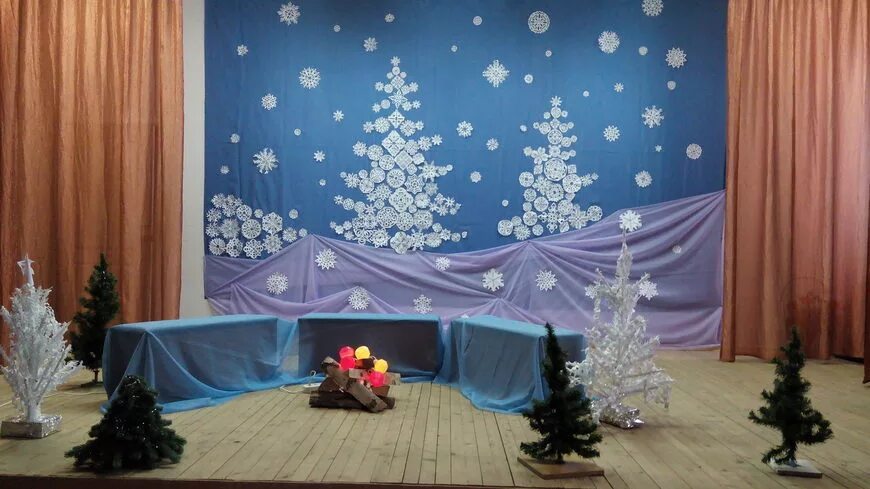 Оформление зала к новому году в школе. Украшение сцены на новый год. украшение актового зала на новый год. украшение сцены на новый год в школе. украшение актового зала к новому году в школе.