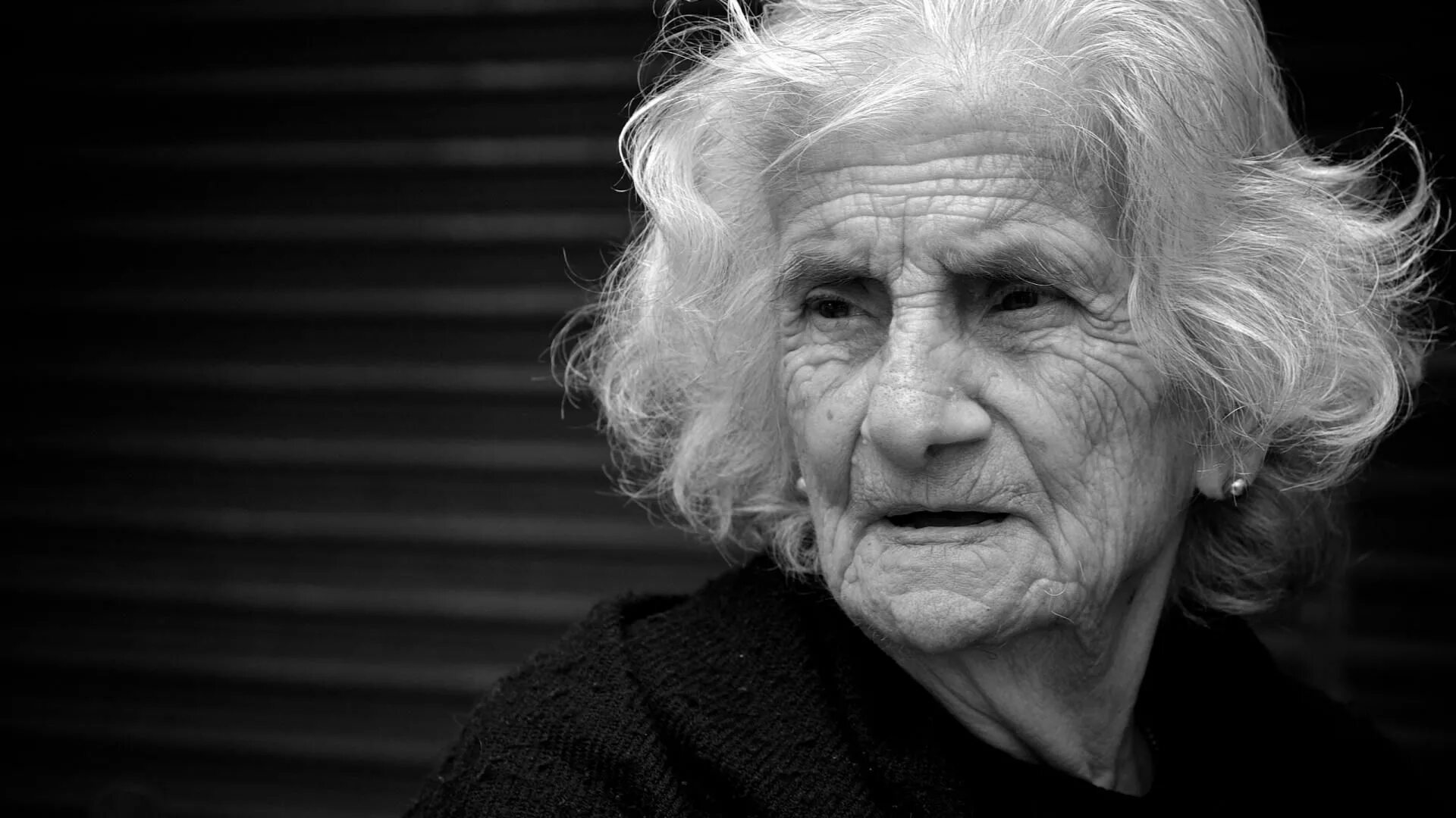 Сообщение старость. Пожилая женщина. Портрет пожилой женщины. Седая бабка.